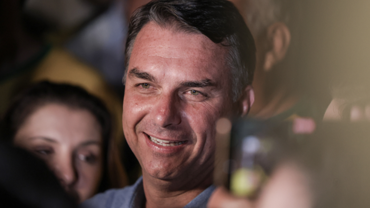 Outra ação eleitoral apura alegação de possível apoio ou interferência de grupos dos Estados Unidos em benefício da candidatura de Flávio (Foto: Joédson Alves / Agência Brasil)