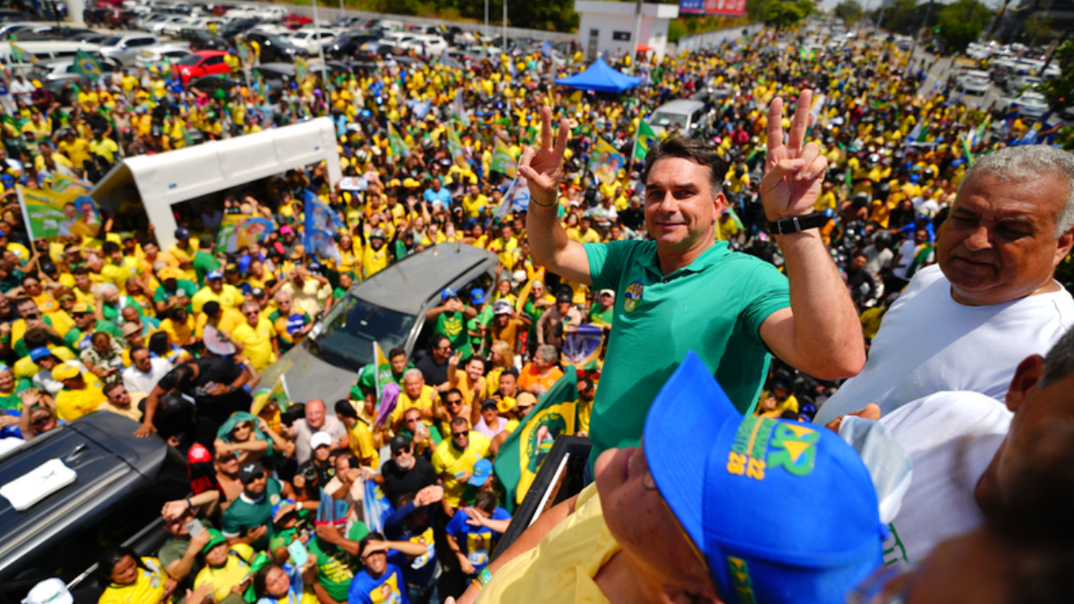 AIJE apura possível rede de perfis que usava publicações colaborativas no Instagram para ampliar conteúdos favoráveis a Flávio (Foto: Vittor Sales / Campanha Flávio Bolsonaro)