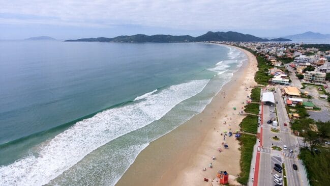 Praia de Mariscal, Bombinhas, Santa Catarina/Renato Soares/Wikimedia Commons
