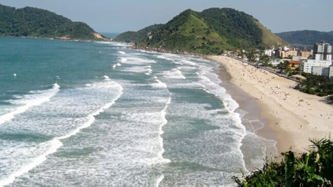 Praia do Tombo, Guarujá, São Paulo/Natureza2008/Wikimedia Commons