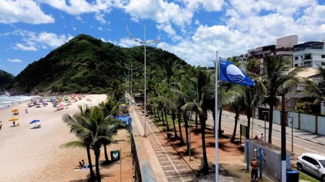 Com 856 metros de extensão, a faixa de areia fica voltada para o sul e recebe ondas fortes e frequentes devido à localização em mar aberto.