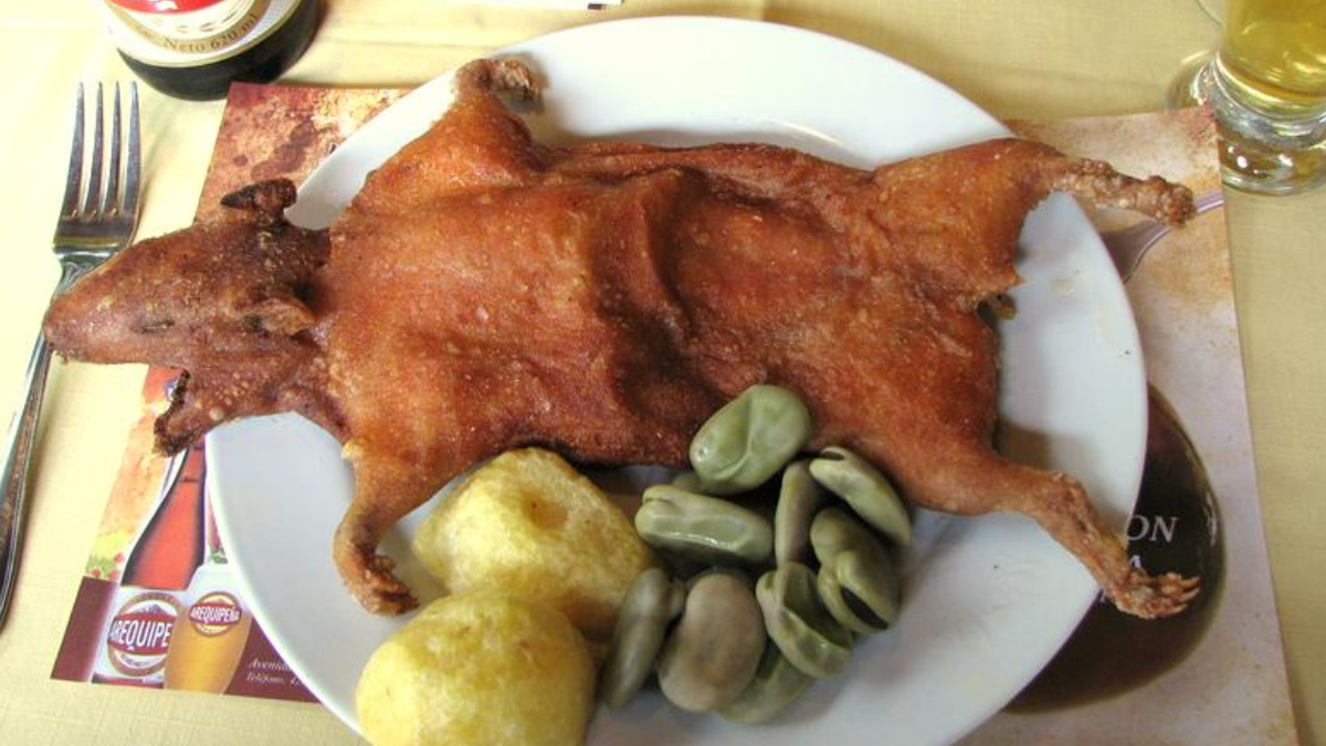 Depois de escorrido, o cuy chactado é servido com batatas e milho cozidos como acompanhamentos tradicionais (Foto: Jorge Gobbi / Wikimedia Commons)
