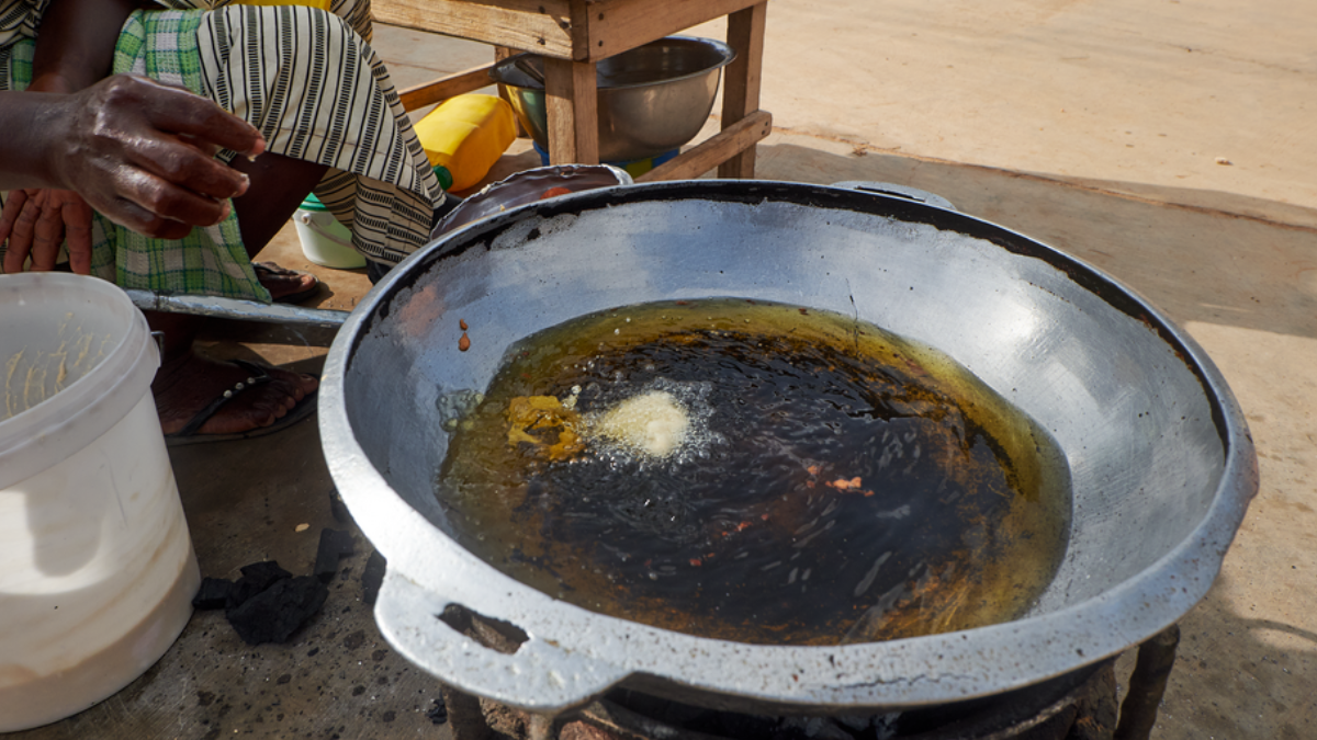 Os 500 ml de óleo vegetal são aquecidos em uma frigideira ou panela larga o suficiente para acomodar o cuy aberto (Foto: Isaac Gyamfi Assumeng / Wikimedia Commons)