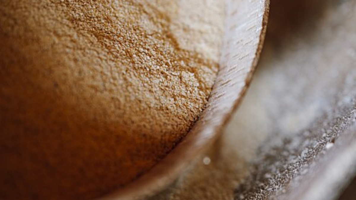 Depois de temperado, o cuy é coberto com 200 g de farinha de milho, que ajuda a formar uma superfície mais crocante (Foto: Shixart1985 / Wikimedia Commons)