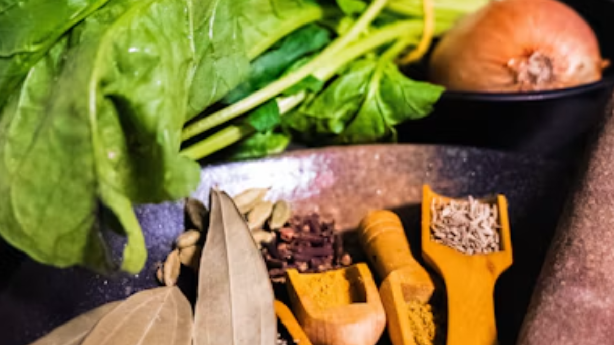 Alho, limão, ají panca, cominho, pimenta, orégano e sal são misturados antes de serem espalhados sobre a carne (Foto: Markus McKay / Unsplash)