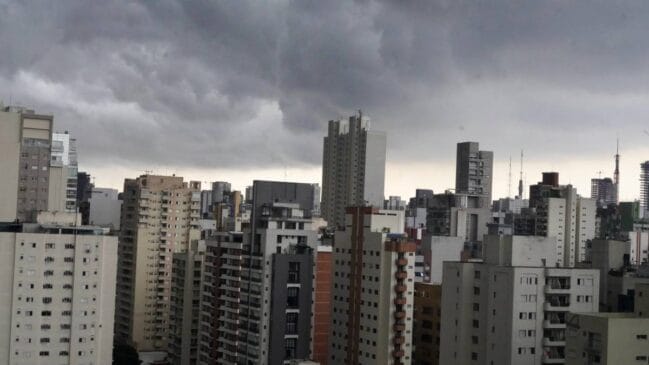 Os maiores acumulados previstos para a capital devem ocorrer entre domingo e segunda-feira.