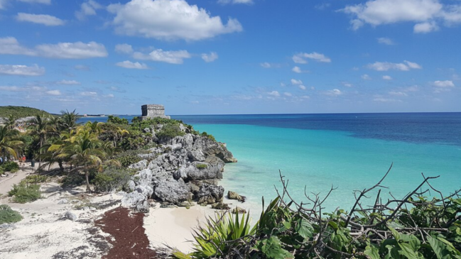 Praia de Tulum, no Caribe mexicano, reúne águas cristalinas e ruínas maias, mas enfrenta queda no número de turistas (Foto: FeldBum – Wikimedia Commons)