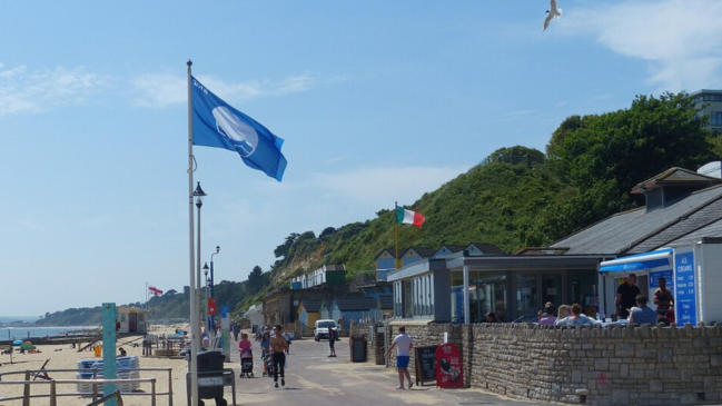Praia de Alum Chine, na Inglaterra, exibe o reconhecimento Bandeira Azul, concedido a destinos que atendem a exigências ambientais e de infraestrutura (Foto: Robin Drayton – Wikimedia Commons)