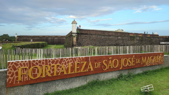 Vista da Fortaleza de São José de Macapá em 2023 destaca a imponência das muralhas e a relação do monumento com a paisagem local (Foto: Jorge Junior/GEA – Wikimedia Commons)
