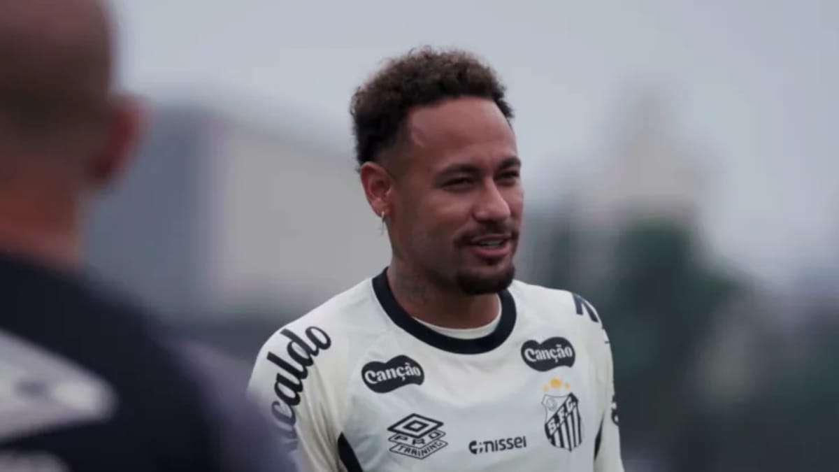 Nova linha de biscoitos de Neymar aposta em referências ao futebol, à infância e em itens para colecionar (Reprodução: Santos TV/ YouTube)