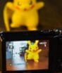 Geração Z resgata pequenas câmeras digitais dos anos 2000 e transforma fotos com flash estourado em nova obsessão nostálgica