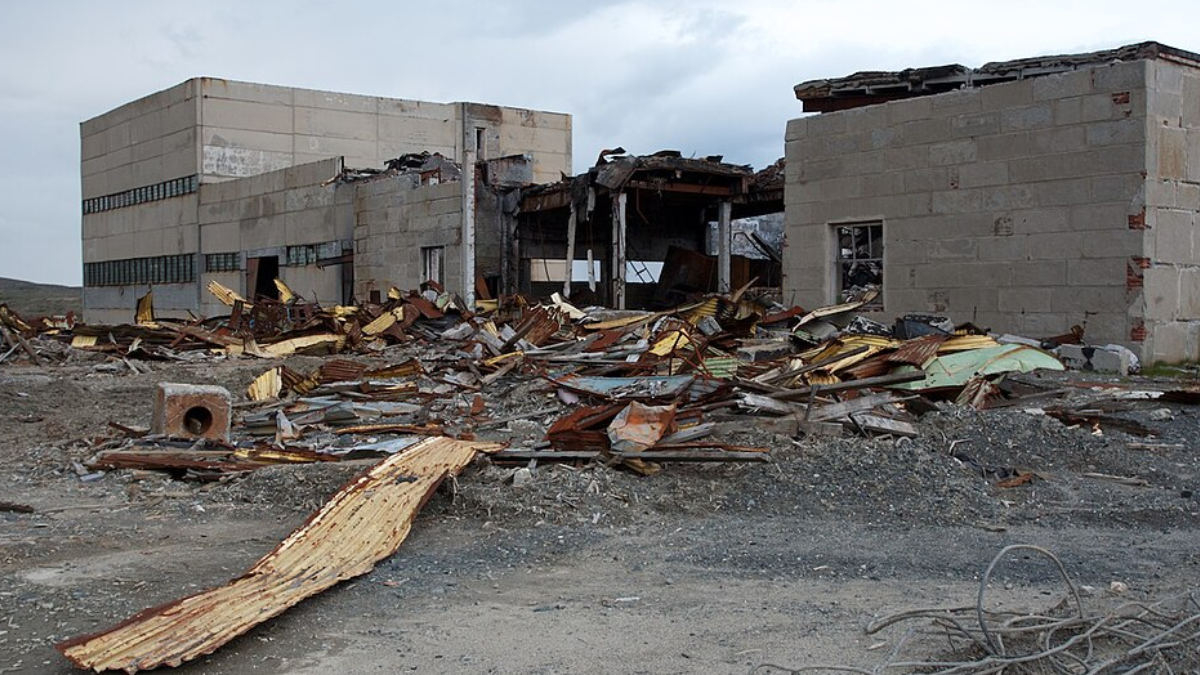 Depois do fim das perfurações, instalações que sustentaram o projeto soviético foram abandonadas e entraram em processo de deterioração (Foto: Bigest / Wikimedia Commons)