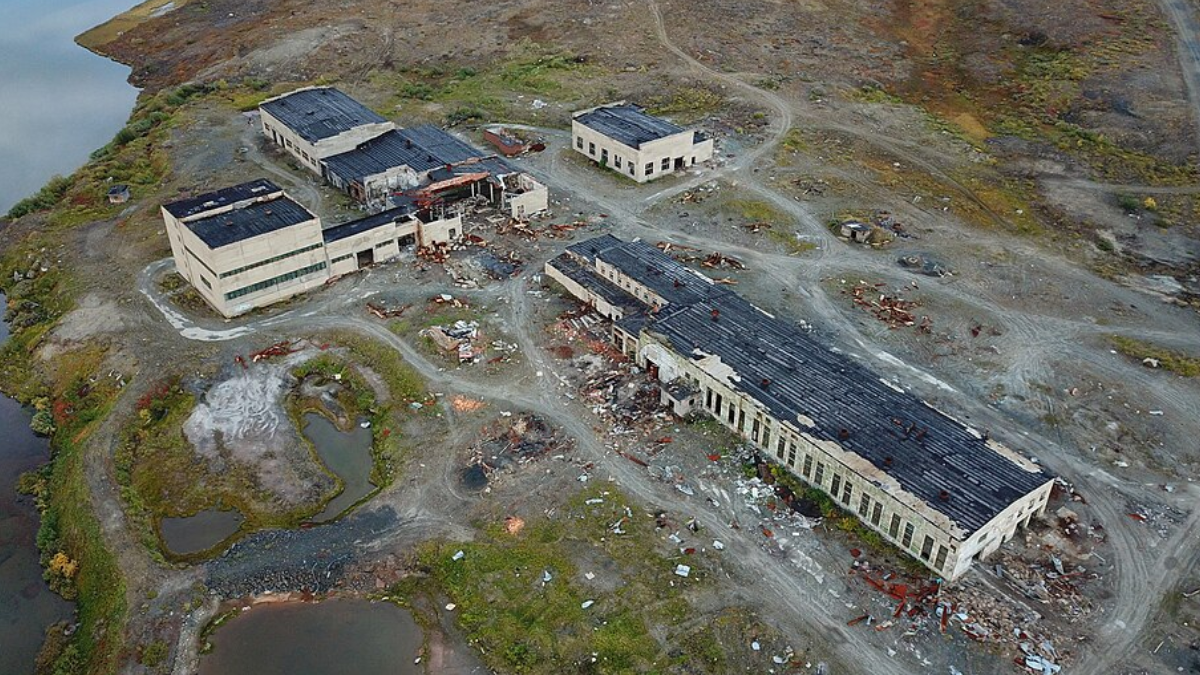 Estrutura do Poço Superprofundo de Kola fotografada em 2007, antes da desmontagem do complexo (Foto: Шелковников Евгений Анатольевич / Wikimedia Commons)