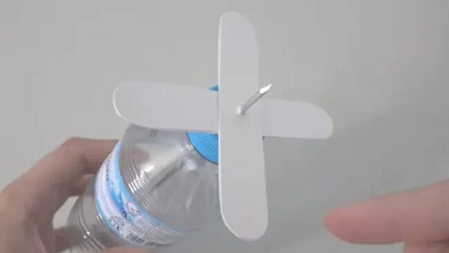 A estrutura utiliza uma caixa térmica com gelo para reduzir a temperatura do ar antes que ele chegue ao ambiente.