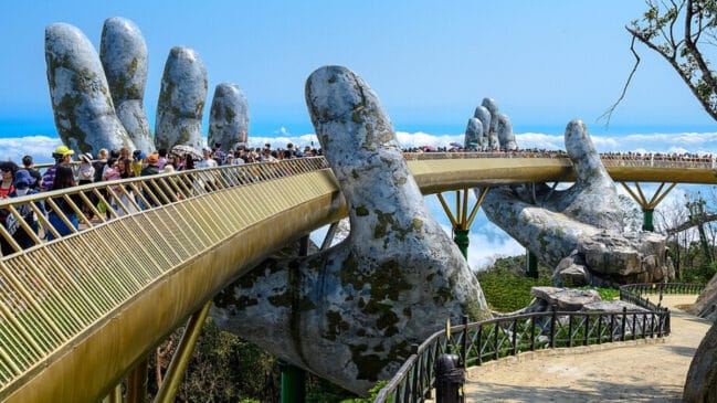 A Ponte Dourada, no Vietnã, chama a atenção pela passarela de 150 metros sustentada por duas mãos gigantes (Foto: xiquinhosilva/ Wikimedia Commons)