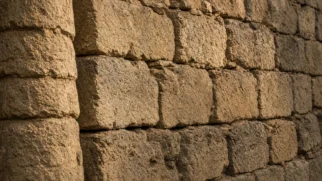 Paredes de pedra e coluna residual do palácio antigo de Yeha, na Etiópia