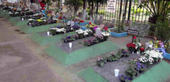 Os restos mortais das 13 vítimas sepultados lado a lado em SP.