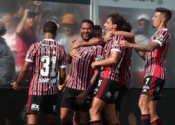 São Paulo vence e assume a liderança de seu grupo