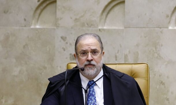 Acusado de pegar leve com o presidente Jair Bolsonaro (PL), o procurador-geral da República, Augusto Aras, tem respondido que não se pode adotar como critério o 'conjunto da obra'