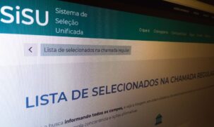 O programa O Prouni oferta bolsas de estudo, integrais e parciais