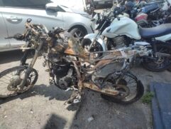 Adolescentes incendeiam moto roubada usada em assalto com morte de balconista em SP