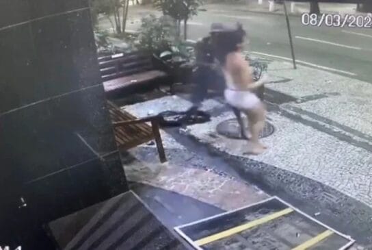 A turista estava na porta de um hotel, na Rua Francisco de Sá, quando foi abordada pelo criminoso