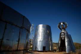 Partes da estátua de Nossa Senhora Aparecida amontoada em terreno em Aparecida