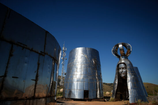 Partes da estátua de Nossa Senhora Aparecida amontoada em terreno em Aparecida