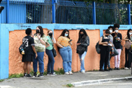 Alunos em frente a uma escola, em São Paulo