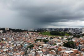 Próximos dias seguem com condições típicas de verão, com sol entre nuvens, tempo abafado e pancadas de chuva no final das tardes