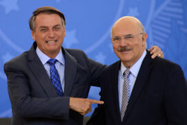 O presidente Jair Bolsonaro (PL), acompanhado do ex-ministro da Educação, Milton Ribeiro