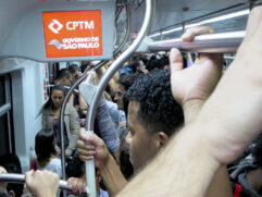Passageiros em trem da CPTM