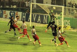 Lance durante partida entre Juazeirense e Vasco, válido pela Copa do Brasil