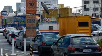 Fila em posto de combustível do Assai em São Paulo nesta quinta (10)