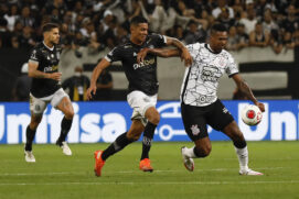 Jô durante partida entre Corinthians x Ponte Preta