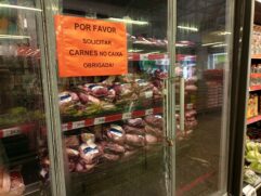 Geladeira de carnes fechado com cadeado e corrente no mercado O Dia da Al. Barão de Limeira, em São Paulo, SP, nesta quarta-feira