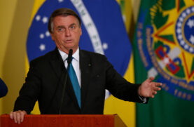 A assessoria da campanha do presidente também informou que vai entrar com uma ação judicial contra os autores por possíveis crimes eleitoral e de calúnia