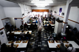 Pessoas almoçam em restaurante da rede Bom Prato