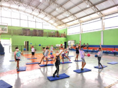 Alunos em atividade esportiva oferecida em Porto Feliz