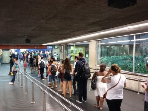 Passageiros fazem fila na estação Santa Cecília para comprar bilhete após problemas nas máquinas de recarga de cartões de transporte