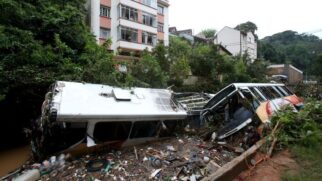 Veículos arrastados pela enchente que atingiu o município de Petrópolis, na região serrana do Rio de Janeiro