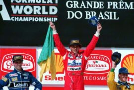 O piloto Ayrton Senna comemora sua vitória no GP Brasil de Fórmula 1 Autodrómo de Interlagos