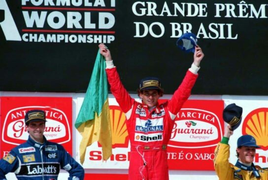 O piloto Ayrton Senna comemora sua vitória no GP Brasil de Fórmula 1 Autodrómo de Interlagos