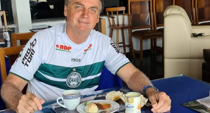 Bolsonaro, que gastou quase R$ 30 milhões no cartão corporativo, come pão com leite condensado.