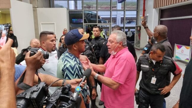 Abel Braga conversa com torcedores na chegada