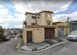Na cidade de São Paulo estão disponíveis dois lotes: um terreno de 210 m², localizado no bairro de Votorantim; e um sobrado no Jardim Maristela, com 178 m²