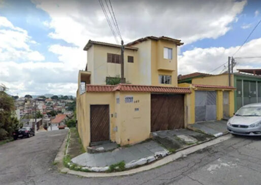 Na cidade de São Paulo estão disponíveis dois lotes: um terreno de 210 m², localizado no bairro de Votorantim; e um sobrado no Jardim Maristela, com 178 m²