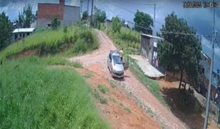 Vídeo mostra motorista saindo do veículo e olhando ao redor, as imagens são do mesmo dia do desaparecimento de Lara
