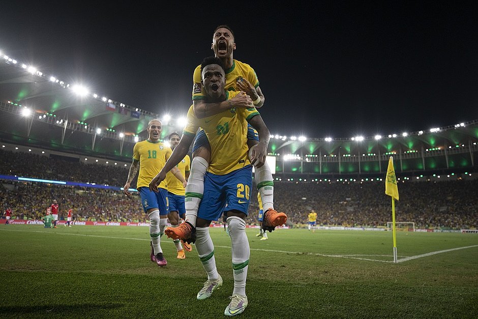Brasil faz quatro e massacra o Chile no Maracanã