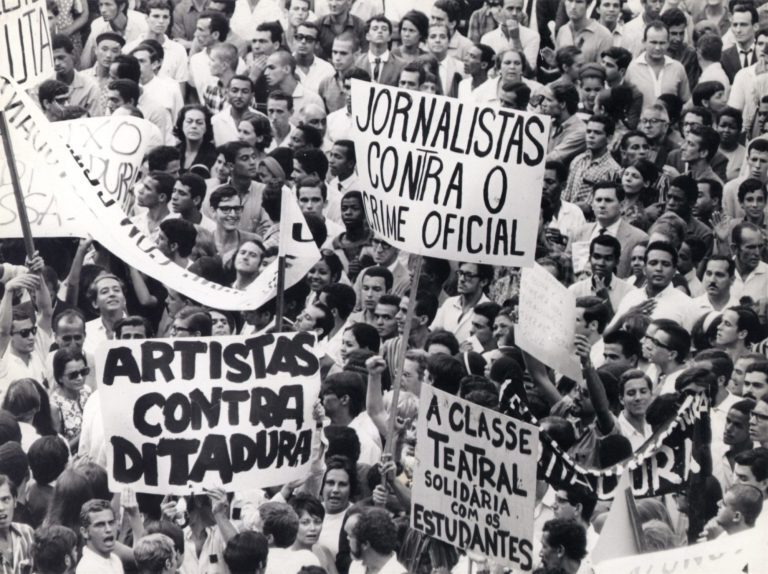 O período da ditadura foi marcado pelo fim das eleições diretas, fechamento do Congresso, censura, tortura e assassinatos praticados pelo Estado brasileiro